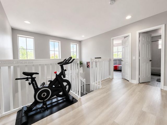 963 Falling Water Rd, Weston, FL 33326
