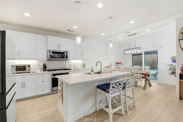 15740 Parry Peak Drive, Fontana, CA 92336