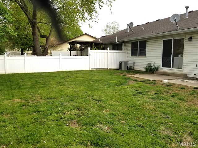 1821 Esic A, Edwardsville, IL 62025