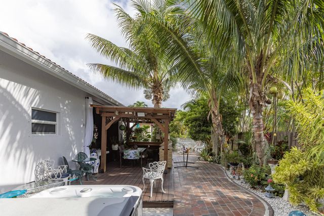 1561 NW 168th Avenue, Pembroke Pines, FL 33028