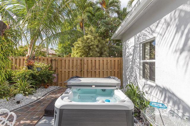 1561 NW 168th Avenue, Pembroke Pines, FL 33028