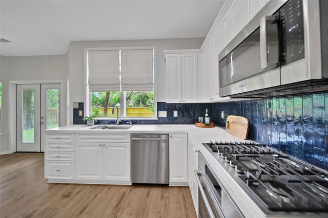 35 S Apple Springs Circle, The Woodlands, TX 77382