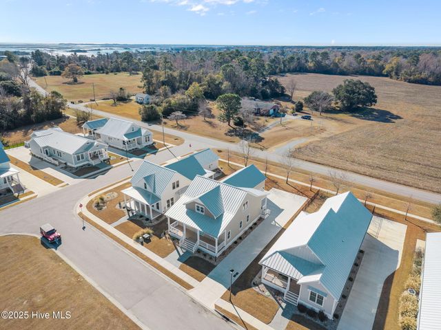 203 Villagers Way, Swansboro, NC 28584