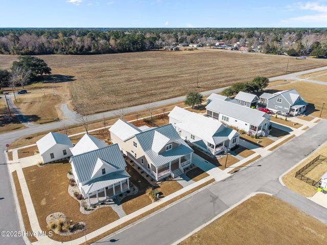 203 Villagers Way, Swansboro, NC 28584