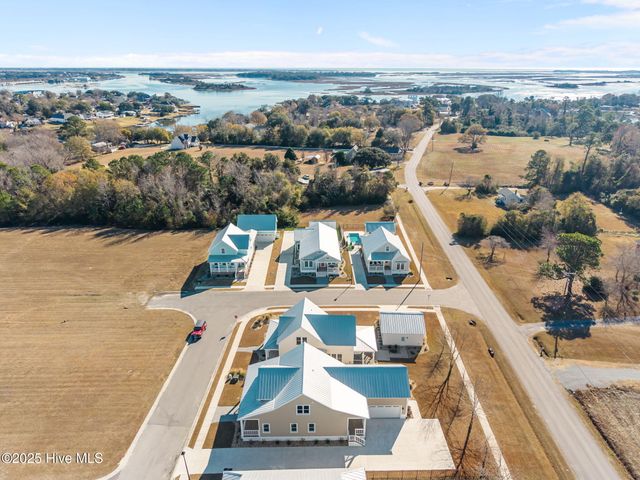 203 Villagers Way, Swansboro, NC 28584