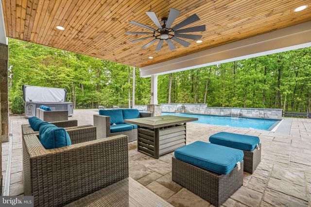 26829 BEECH BEND DR, Centreville, VA 20120