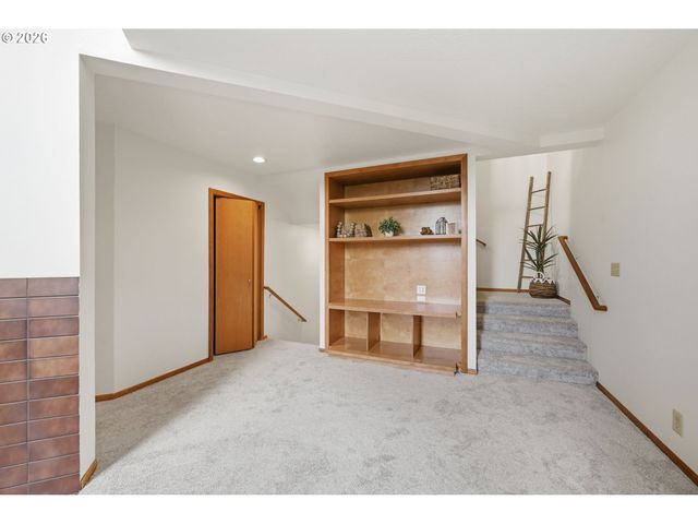 2063 STONECREST Dr, Eugene, OR 97401