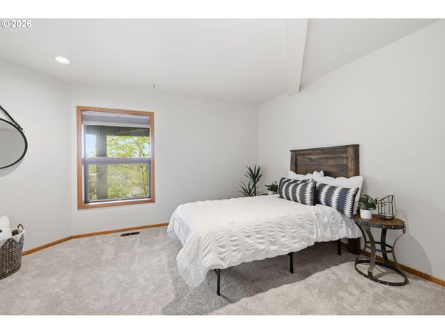 2063 STONECREST Dr, Eugene, OR 97401