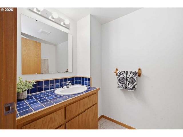 2063 STONECREST Dr, Eugene, OR 97401