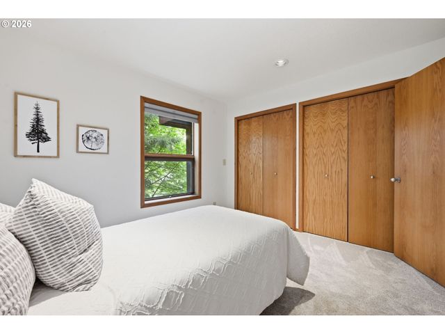 2063 STONECREST Dr, Eugene, OR 97401