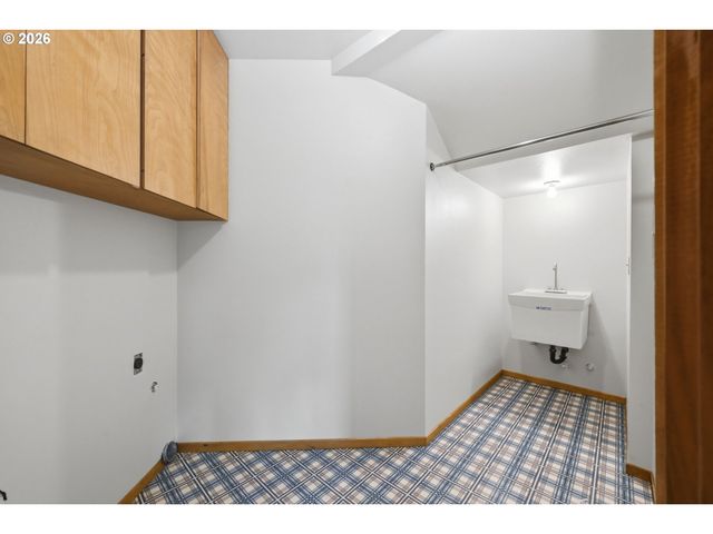 2063 STONECREST Dr, Eugene, OR 97401