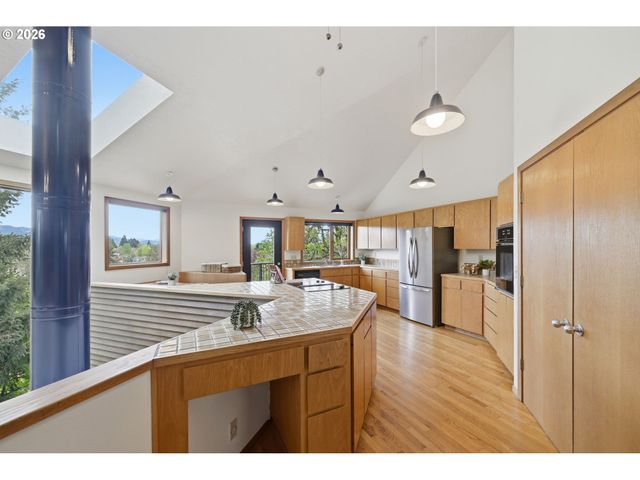 2063 STONECREST Dr, Eugene, OR 97401