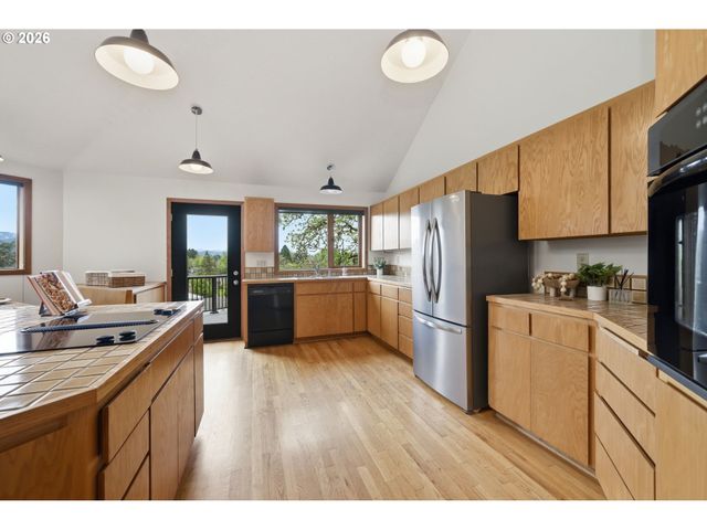 2063 STONECREST Dr, Eugene, OR 97401