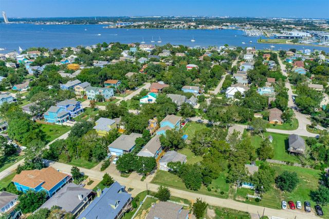 914 Hawthorne, Clear Lake Shores, TX 77565