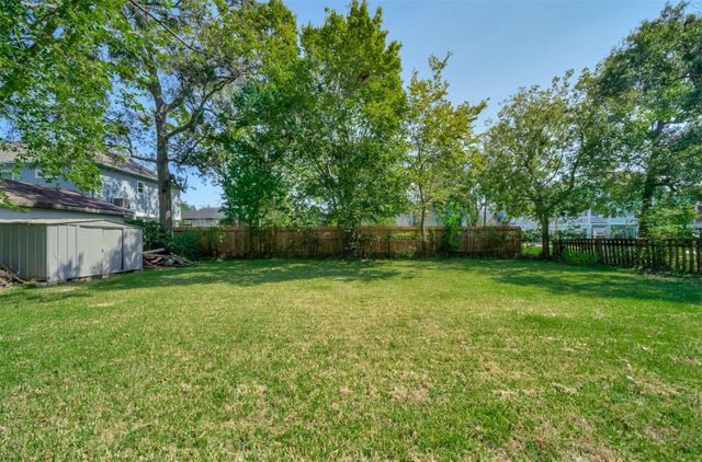 914 Hawthorne, Clear Lake Shores, TX 77565