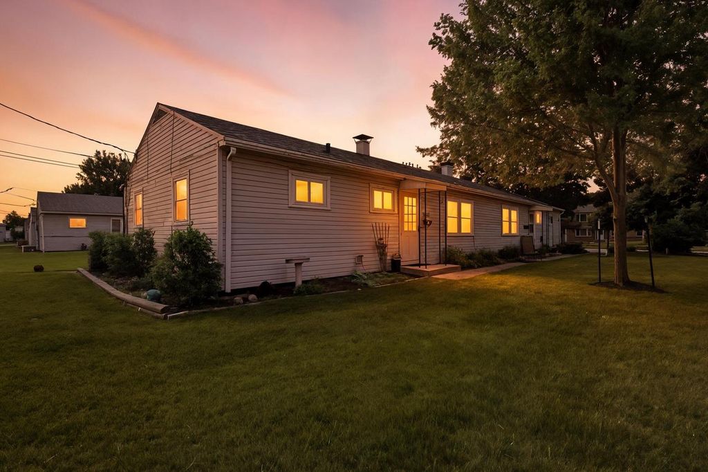 2318 W Howard AVENUE, Milwaukee, WI 53221