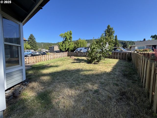 7066 ASTER St, Springfield, OR 97478