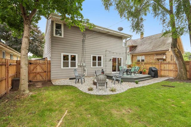 9916 W Grantosa DRIVE, Wauwatosa, WI 53222