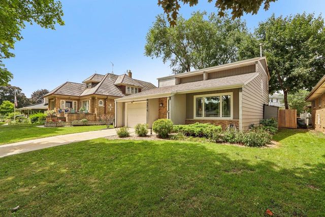 9916 W Grantosa DRIVE, Wauwatosa, WI 53222