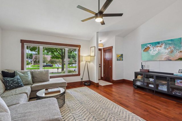 9916 W Grantosa DRIVE, Wauwatosa, WI 53222