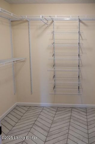 9717 Long Rifle Ln, Louisville, KY 40291