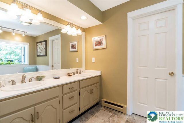 1553 Surrey Road, Bethlehem City, PA 18015