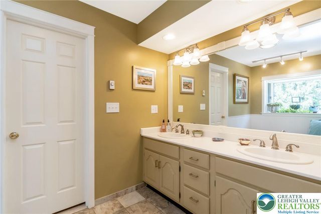 1553 Surrey Road, Bethlehem City, PA 18015