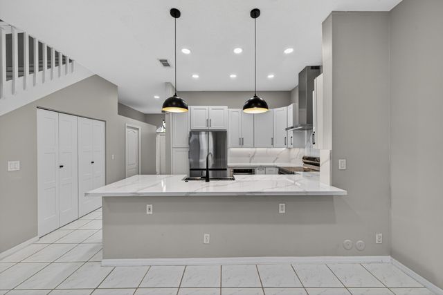 835 NE 17th Way, Fort Lauderdale, FL 33304