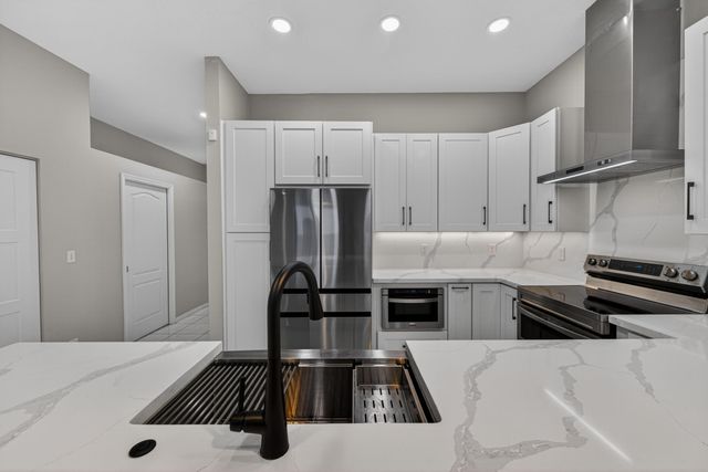 835 NE 17th Way, Fort Lauderdale, FL 33304