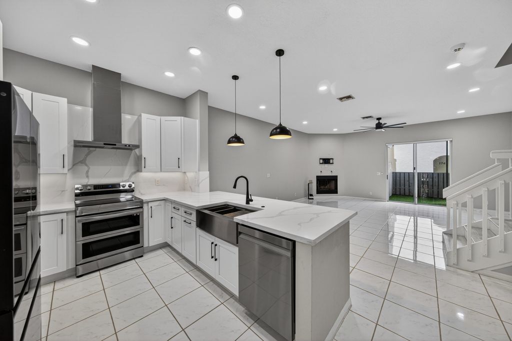 835 NE 17th Way, Fort Lauderdale, FL 33304