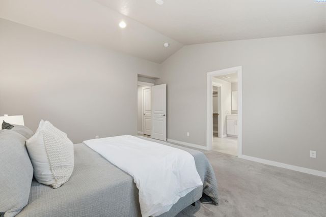 3910 Curtis Drive, West Richland, WA 99353