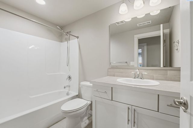 3910 Curtis Drive, West Richland, WA 99353