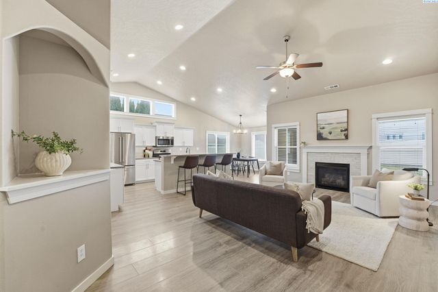 3910 Curtis Drive, West Richland, WA 99353