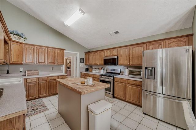 1611 Lake View Court, Loganville, GA 30052