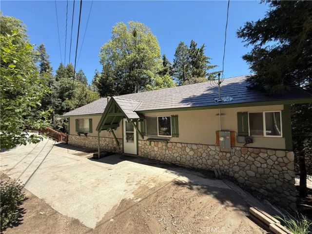 333 La Casita Dr, Twin Peaks, CA 92391