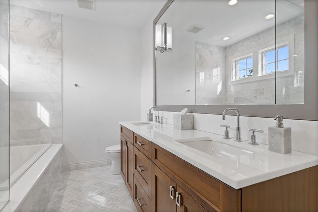 2057 N Oakley Avenue, Chicago, IL 60647