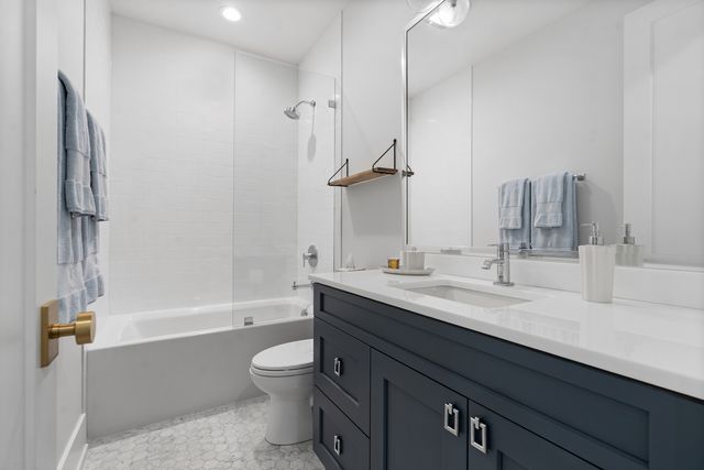 2057 N Oakley Avenue, Chicago, IL 60647