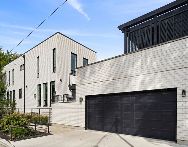 2057 N Oakley Avenue, Chicago, IL 60647