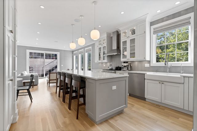 2057 N Oakley Avenue, Chicago, IL 60647