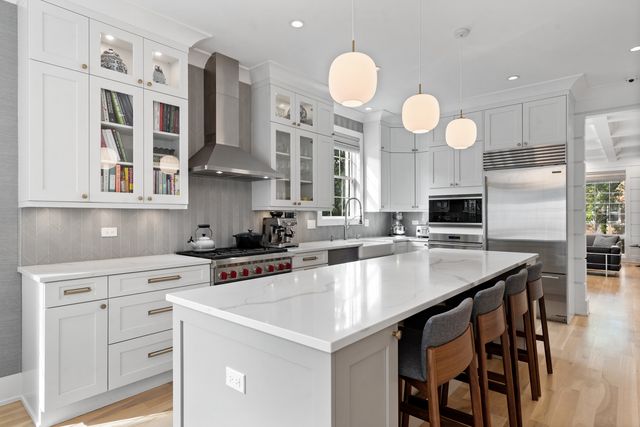 2057 N Oakley Avenue, Chicago, IL 60647