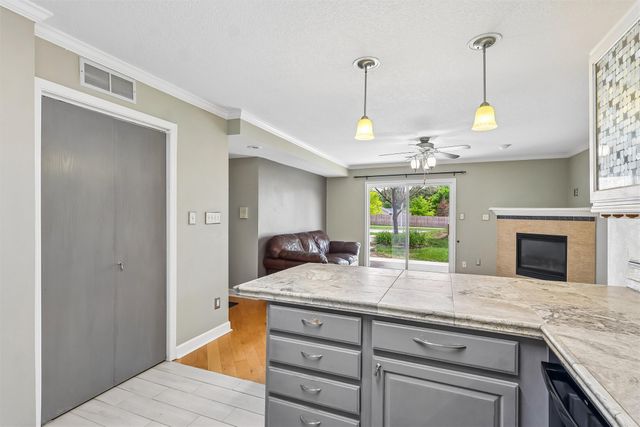 10141 Sutton Drive 1, Urbandale, IA 50322