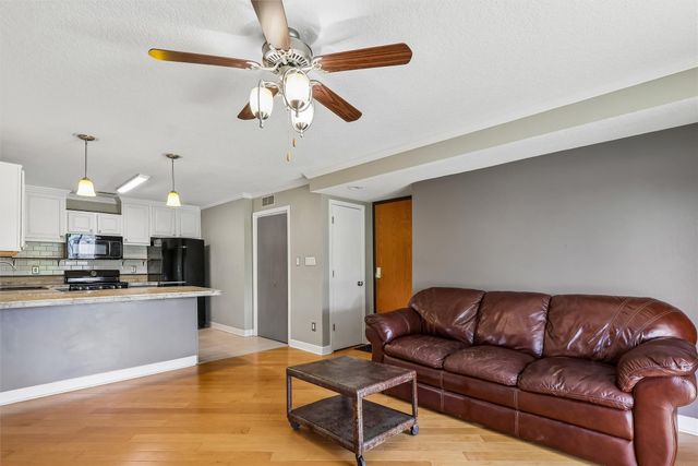 10141 Sutton Drive 1, Urbandale, IA 50322