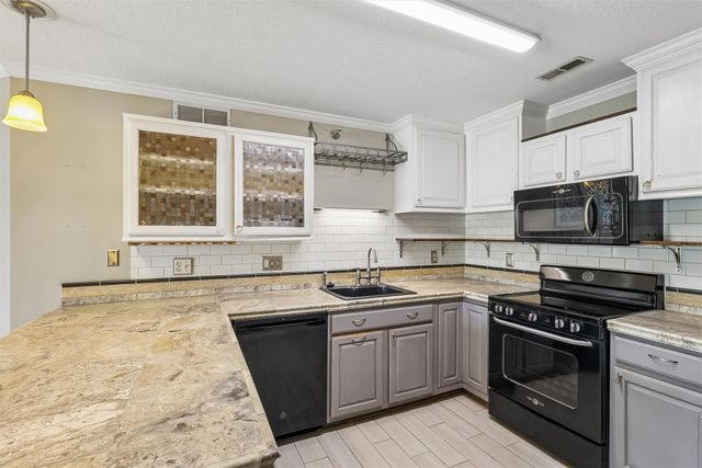 10141 Sutton Drive 1, Urbandale, IA 50322