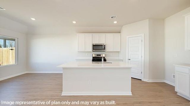 1228 E Stetson Lane, Mustang, OK 73064