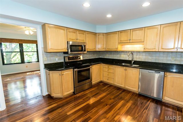 590 Sarah Lane 406, St Louis, MO 63141