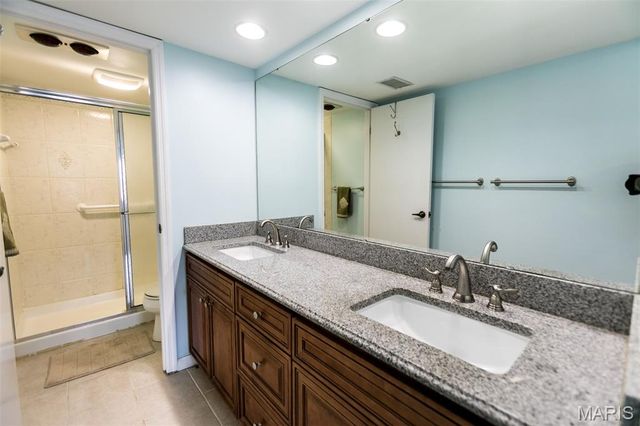 590 Sarah Lane 406, St Louis, MO 63141