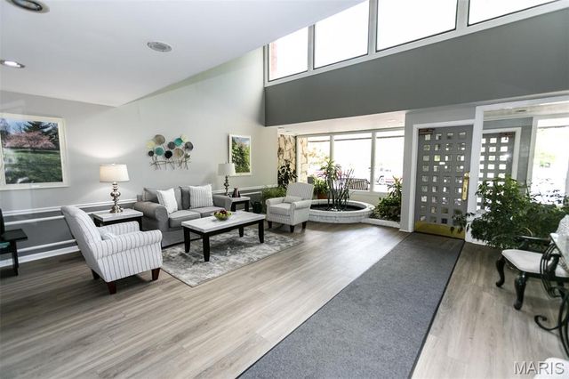 590 Sarah Lane 406, St Louis, MO 63141