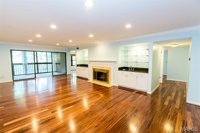 590 Sarah Lane 406, St Louis, MO 63141