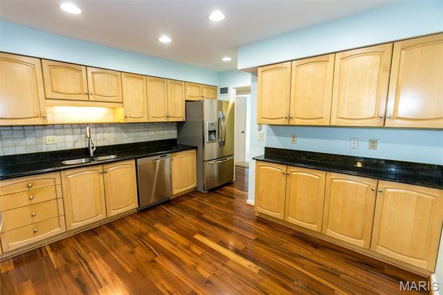 590 Sarah Lane 406, St Louis, MO 63141