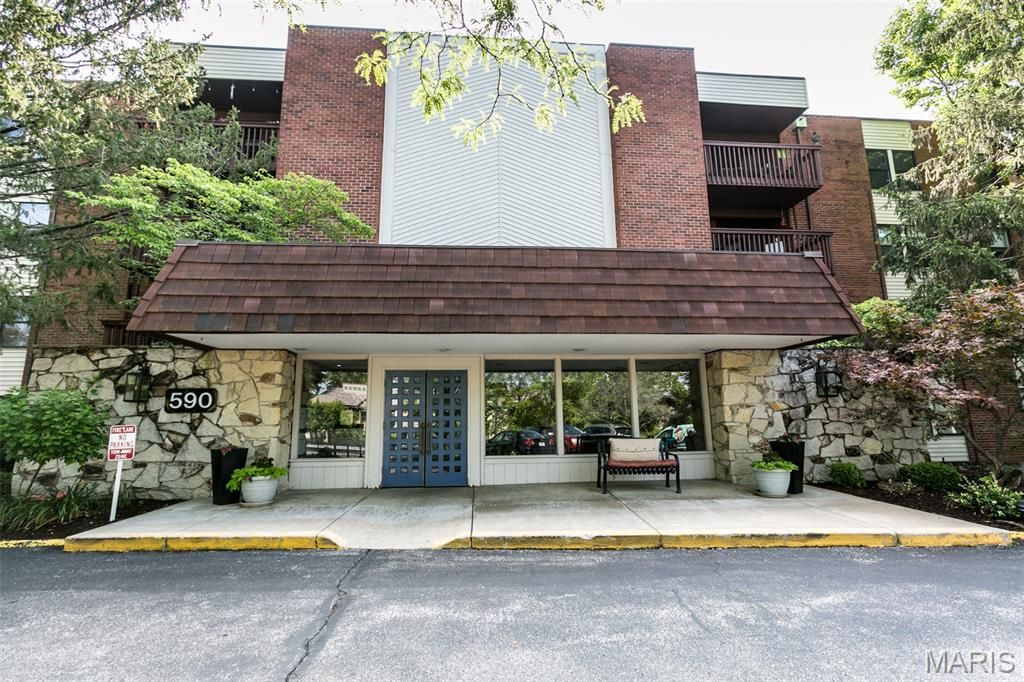 590 Sarah Lane 406, St Louis, MO 63141